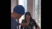 威嫂看到要打人的！威少上手帮WNBA妹子整理胸前的衣服😁